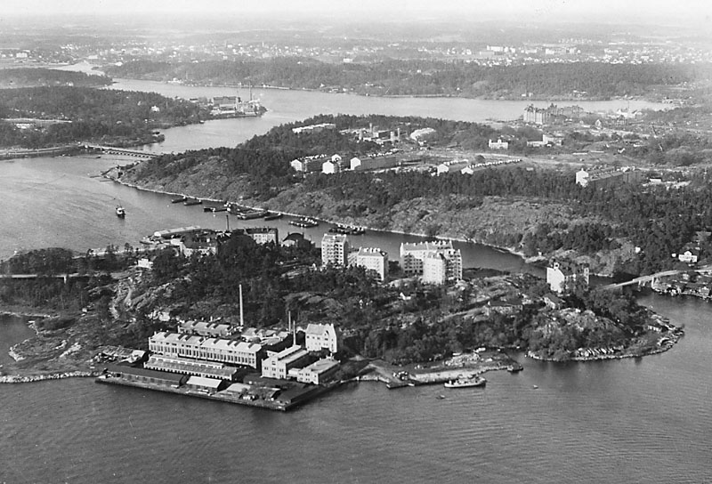 Flygbild ver Lilla Essingen med Luxfabrikerna mot norr  1931